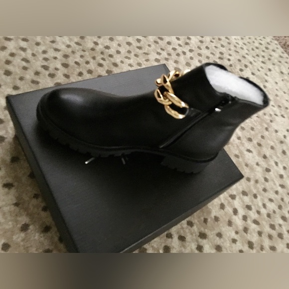 NEW NICOLE MILLER 9M ELLE Gold
Chain Chelsea Booties Boots Lug Sole Zip closure - Picture 7 of 12